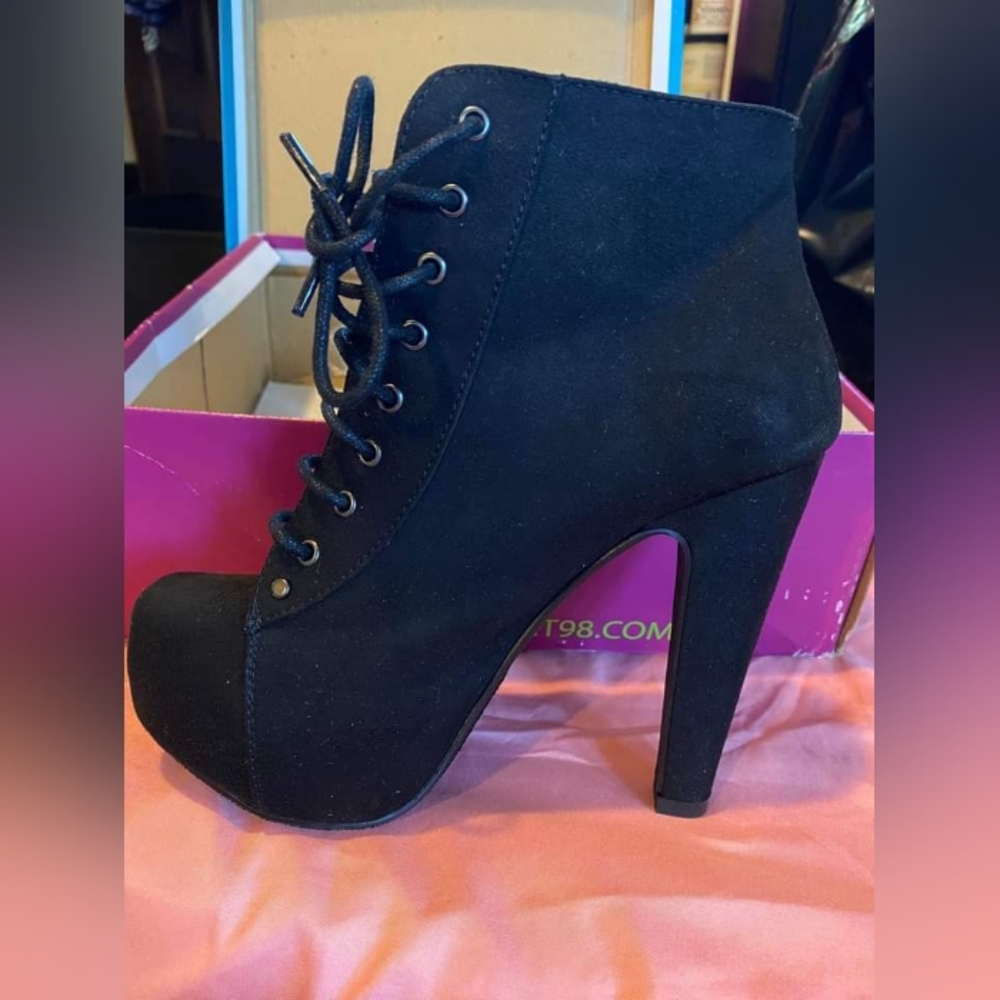 Women 5.5 black boots. New, box is broken